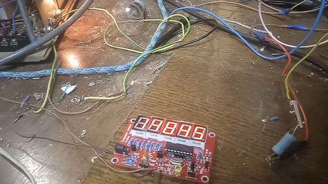 Не сразу, но заработал. Частотомер на микроконтроллере PIC16F628А. Тестовый пуск. Начальные замеры смотреть онлайн