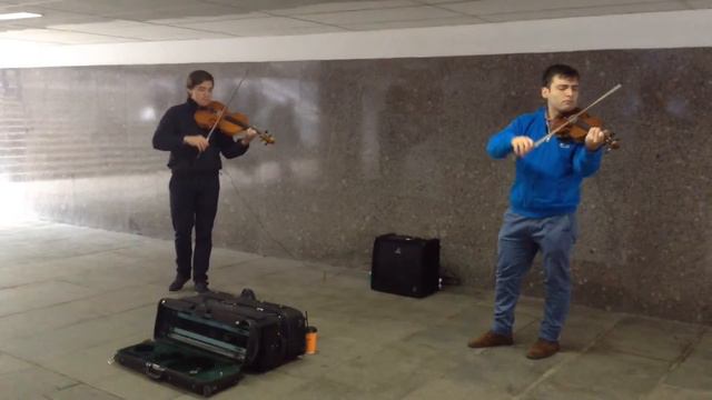 Студенты-музыканты в переходах Москвы