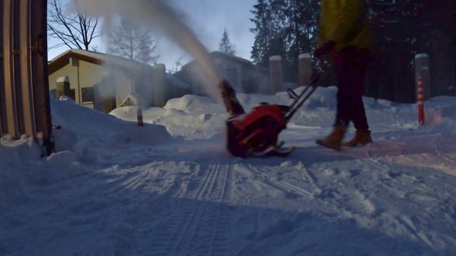 Starwind Gst-2246 (Brait) чистит слежавшийся снег