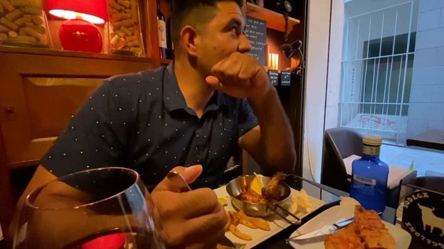 Tapas. Our first time eating tapas in Barcelona at Bodega Biaritz. смотреть онлайн