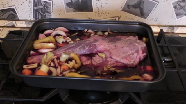 Баранина запеченная в вине с овощами