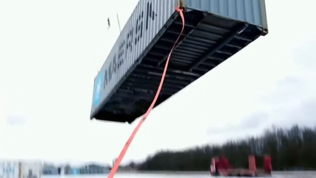 Что будет если бросить морской контейнер с птичьей высоты?