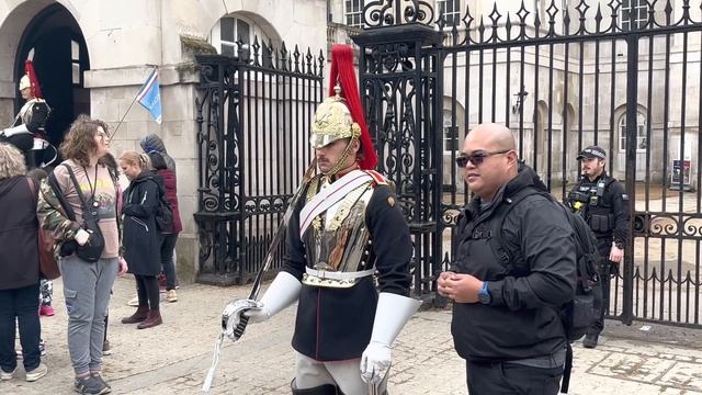 Piss-taking boy got a strong reminder from guard! смотреть онлайн