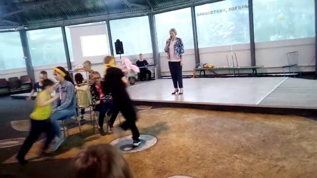 Игры в лагере на шоколадной тусовке 🍫. Светлячок смотреть онлайн