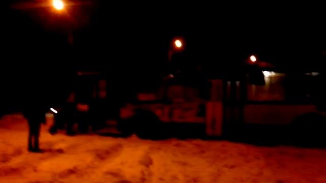 В Запорожье троллейбус застрял в снегу смотреть онлайн