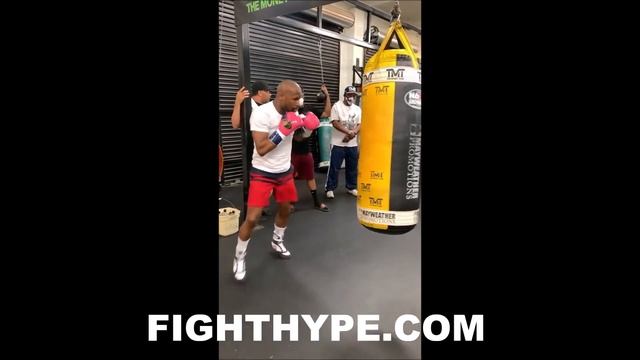 (WOW!) FLOYD MAYWEATHER LANDING FRIGHTENING CRISP PUNCHES; LIGHTS UP HEAVY BAG SHARP AF IN TRAINING смотреть онлайн