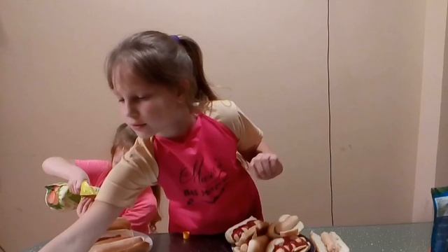 Готовим хот-доги дома. Просто и быстро. Рецепты от Дианы и Лизы. смотреть онлайн
