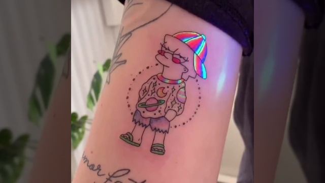 Hippie Lisa Simpson glow in the dark tattoo смотреть онлайн