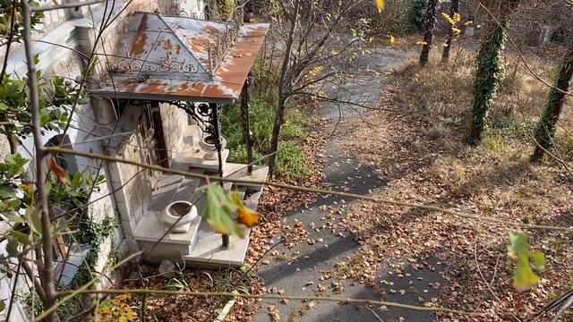 Невероятная Алупка прекрасна в любое время года. Алупка сегодня. Старые здания в Алупке.