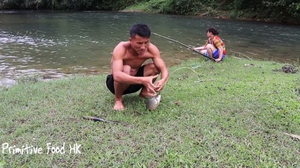 Survival skills - Skill catch fish primitive at the river and cooking fish recipe