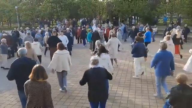 Танцы в парке по воскресеньям смотреть онлайн