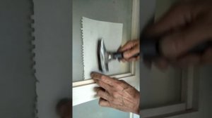 Как забить гвоздик в штапик со стеклом безопасно