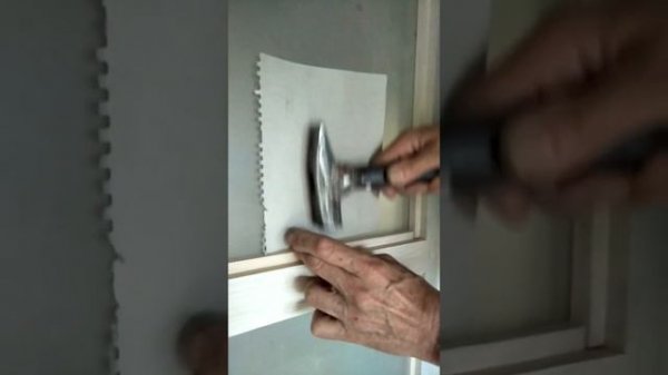 Как забить гвоздик в штапик со стеклом безопасно