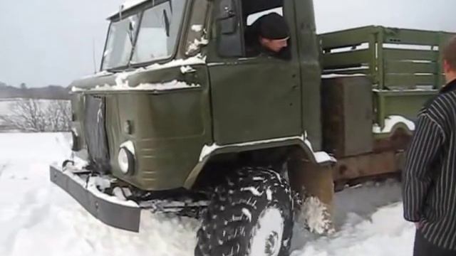 Уаз Хантер и 469. ГАЗ-66 застрял в глубоком снегу. смотреть онлайн