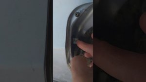 Рено Дастер не закрывается крышка бензобака.