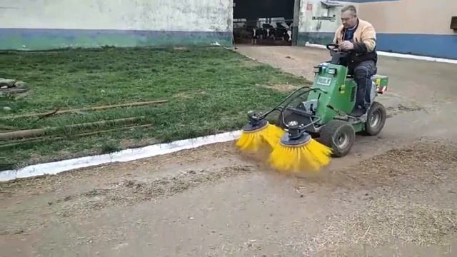 Многофункциональная самоходная машина для подталкивания кормов HULK. смотреть онлайн