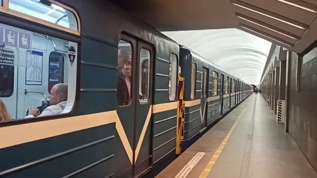 "Мутант" на Правобережной линии: 81-717/717.5п на станции "Достоевская" смотреть онлайн