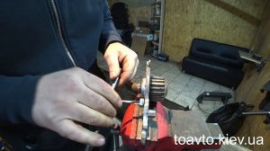 Как нарезать резьбу метчиком на двигателе автомобиля без перекосов.