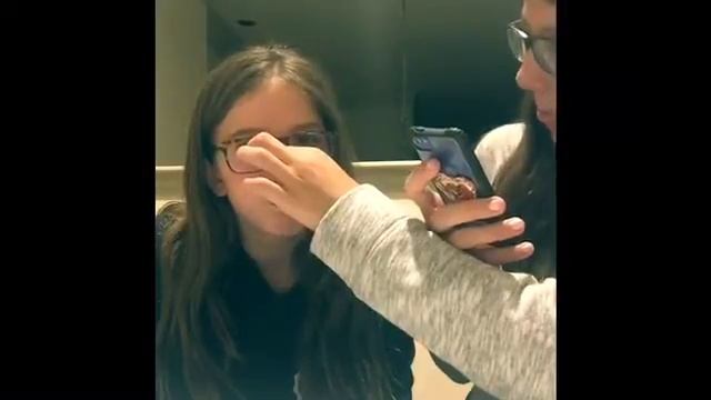 Hold your breath challenge w/ BFF смотреть онлайн