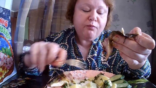 мукбанг СКУМБРИЯ С КАРТОШКОЙ/селедкой/свежими огурчиками смотреть онлайн