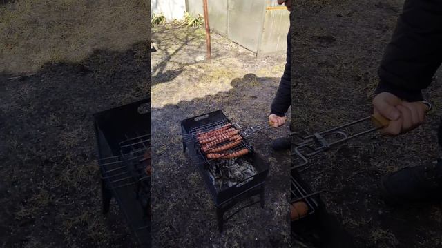 Сочные сосиски на мангале