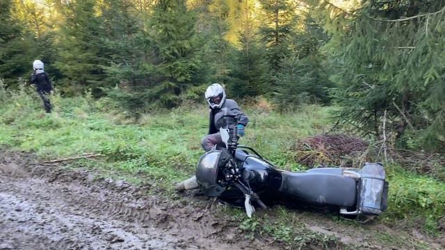 Для чого вам мотоцикл?Їдемо в подорож.Падаємо,піднімаємо і їдемо далі