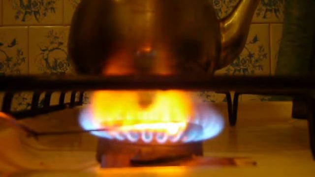 плавление медной проволоки 2мм и падение расскалённой капли на кусок стекла! смотреть онлайн