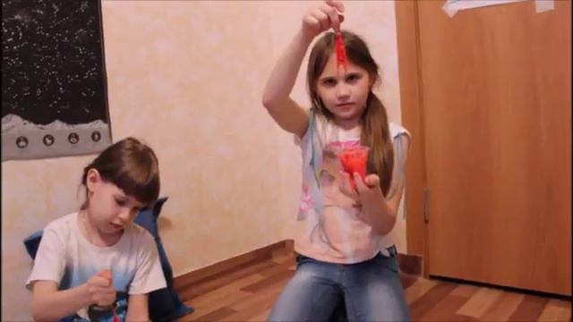 ВЛОГ как сделать ЛИЗУНА дома делали лизуна а получилась ЖВАЧКА ДЛЯ РУК подруга Соня приехала в гост смотреть онлайн