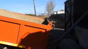 пневмач кидает зерно. погрузчик пневматический самодельный.