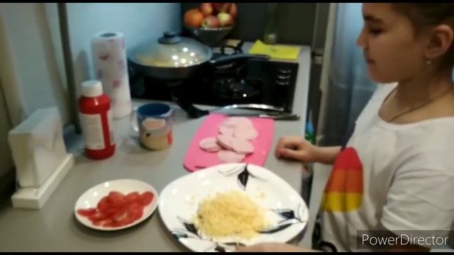 Ролик готовим дома пиццу. Детский рецепт снятый и смонтированный на телефон смотреть онлайн