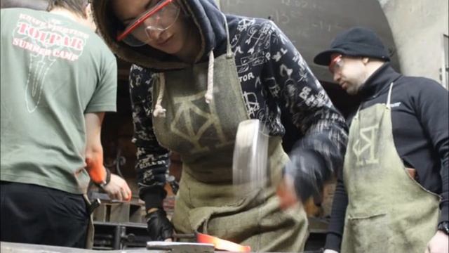 Санкт- Петербургский филиал ШНБ Толпар кует железо.