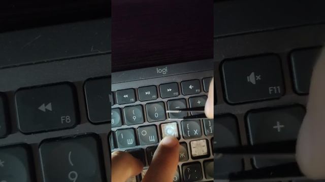 Снять клавишу и ножничный механизм на клавиатуре Logitech Mx keys и craft смотреть онлайн