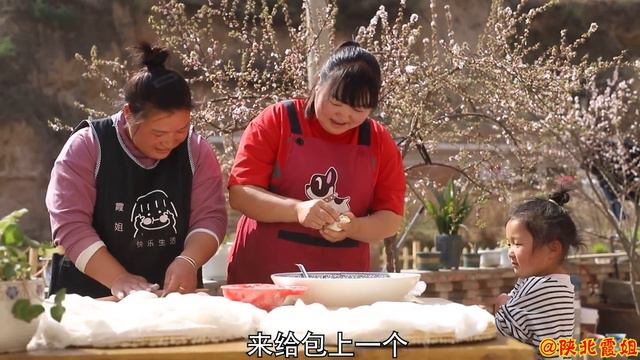 【陕北霞姐】饺子新吃法，小蒜做馅儿一捏一蒸，香嫩有嚼劲，一口塞1个猛香了！ смотреть онлайн