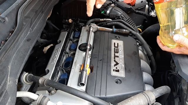 Honda cr-v . Обслуживаем свечи зажигания после 2 лет эксплуатации. смотреть онлайн