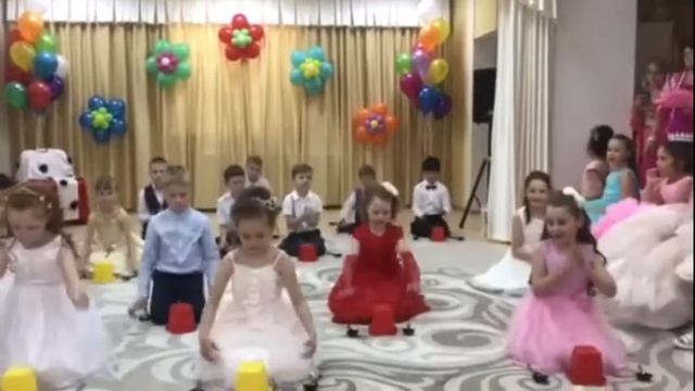 танец с ведерками "Бум, бум, ла,ла" смотреть онлайн