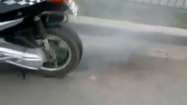 Keeway MATRIX 50 palenie gumy.flv смотреть онлайн