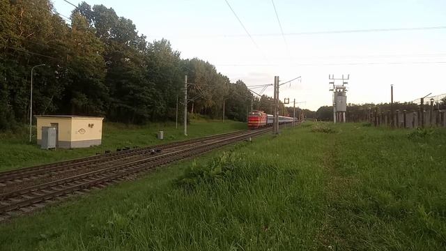 Электровоз ЧС4Т-490 с пассажирским поездом Брест - Москва на перегоне Помыслище-Минск-Сортировочный смотреть онлайн