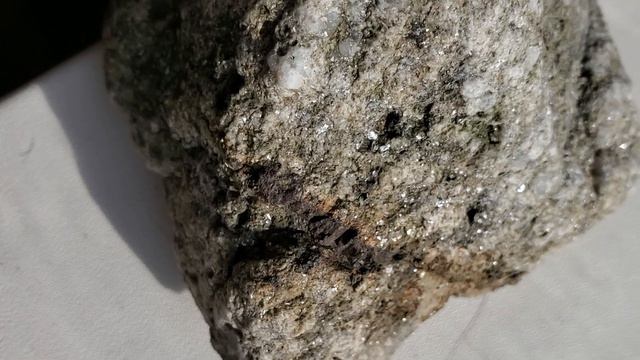 Кварц с включением слюды, железа и иного. С месторождения аметиста. смотреть онлайн