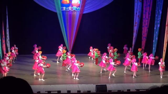 Ягодка. Театр танца Иван да Марья. Неваляшка-2016. смотреть онлайн
