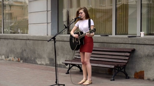РУССКАЯ ДЕВУШКА ПОЕТ НА СТАРОМ АРБАТЕ ► Наверное, слишком влюблен смотреть онлайн