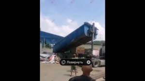 Кузов упал на кабину и прибило человека на смерть