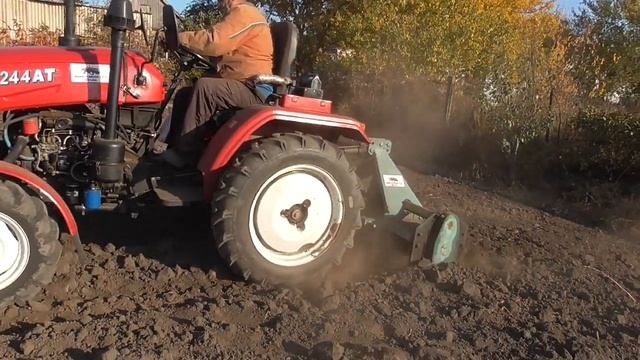 Фрезеровка под Чеснок Вдоль и Поперек ! Трактор ДВ 244 АТ и Почва Фреза Заря ! смотреть онлайн