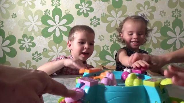 Играем всей семьей в настольную игру FROGS Playing a family Board game FROGS смотреть онлайн