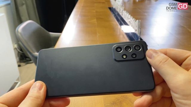 Samsung Galaxy A52/ A52 5G Hands-On Review (First Impressions About Samsung's 2021 Midrange Phone) смотреть онлайн