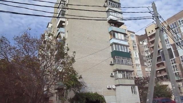 Ростов-на-Дону. Улица 16-я линия. 23 октября 2023 года. Резко потеплело. Бабье лето началось. смотреть онлайн