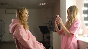 Блогер и стилист по прическам