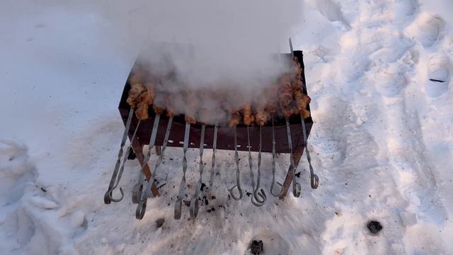 Шашлыки на Рождество в Якутии? Легко! Лес-тайга, шашлыки на свежем воздухе… смотреть онлайн