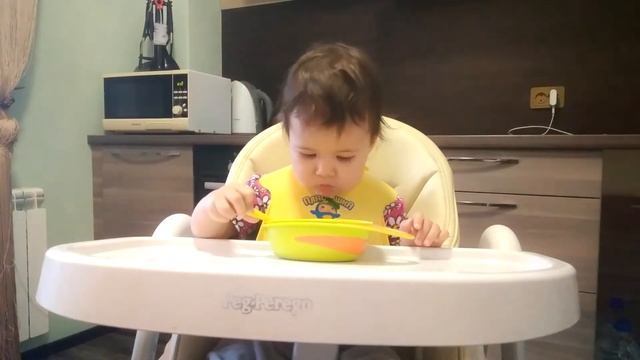 Ребенок Кушает Самостоятельно. Как Научить Ребенка Кушать Ложкой. смотреть онлайн