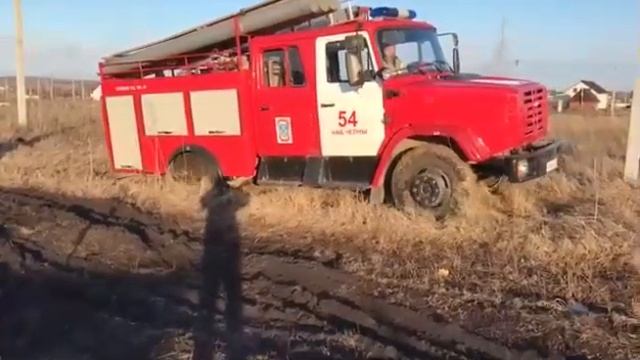 Из-за отсутствия дорог в поселке Подсолнухи пожарные машины застревают в грязи 1 смотреть онлайн
