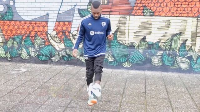 How to Juggle a Soccer Ball | Break your Juggling RECORD | Tutorial смотреть онлайн
